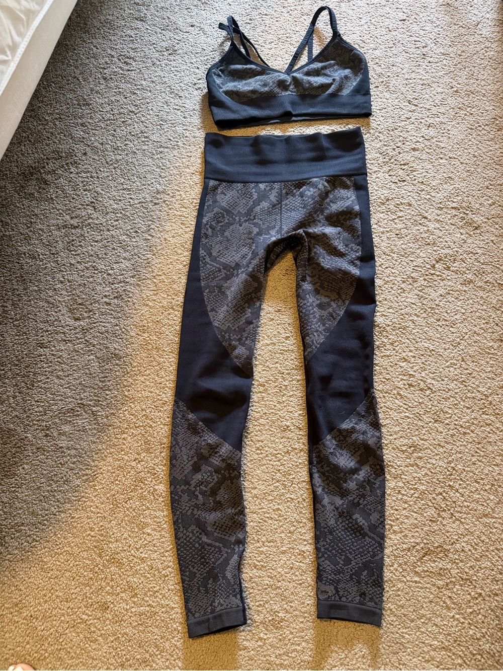 Joy Lab High Leggings and Sports Bra Set Seamless Snake Print XS Black Grey